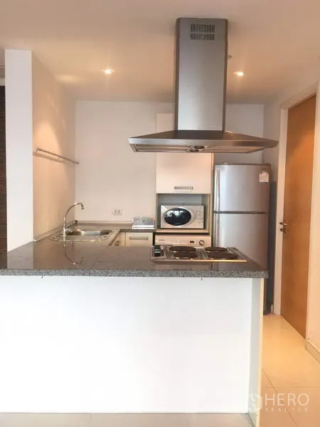 คอนโด ให้เช่าหรือขายในWatthana, Bangkok - ครัวเปิดสมัยใหม่ เคาน์เตอร์หินแกรนิต เตา ฮูด ซิงก์ ไมโครเวฟ และตู้เย็นสแตนเลส
