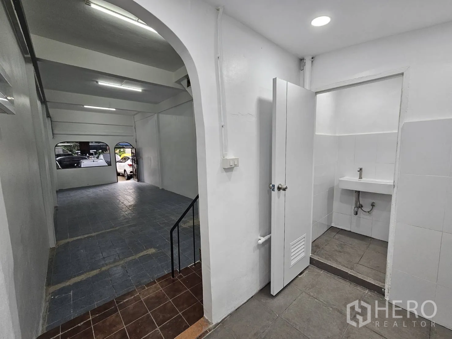 สำนักงานที่บ้าน ให้เช่าในKhlong Toei, Bangkok - ทางเข้าห้องน้ำปูกระเบื้องอยู่ข้างพื้นที่ทำงานชั้นล่าง