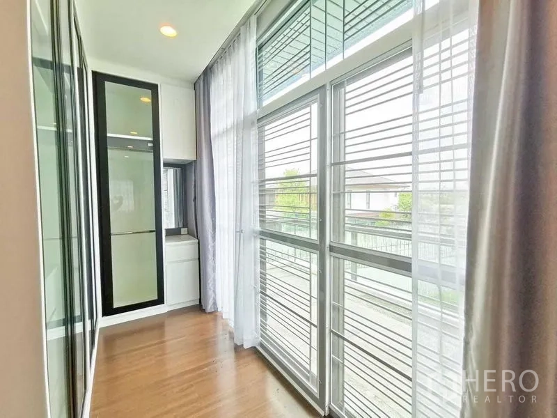 บ้าน ให้เช่าหรือขายในPrawet, Bangkok - โถงชั้นบนมีหน้าต่างบานใหญ่ ม่านโปร่ง และตู้บิวท์อิน