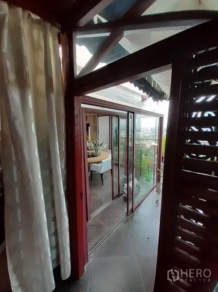 公寓 出租在Bang Na, Bangkok - 推拉落地门连接餐区与绿植阳台