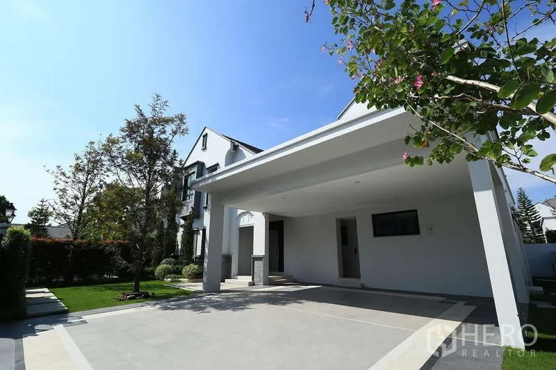 บ้าน ให้เช่าในSaphan Sung, Bangkok - ที่จอดรถในร่มพร้อมทางเข้ารถกว้าง เคียงข้างสนามหญ้าจัดแต่ง