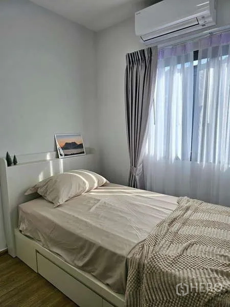 Townhouse for rent in Bang Phli, Samut Prakan - Sunny single bedroom with window, air conditioner and soft‑tone bedding.