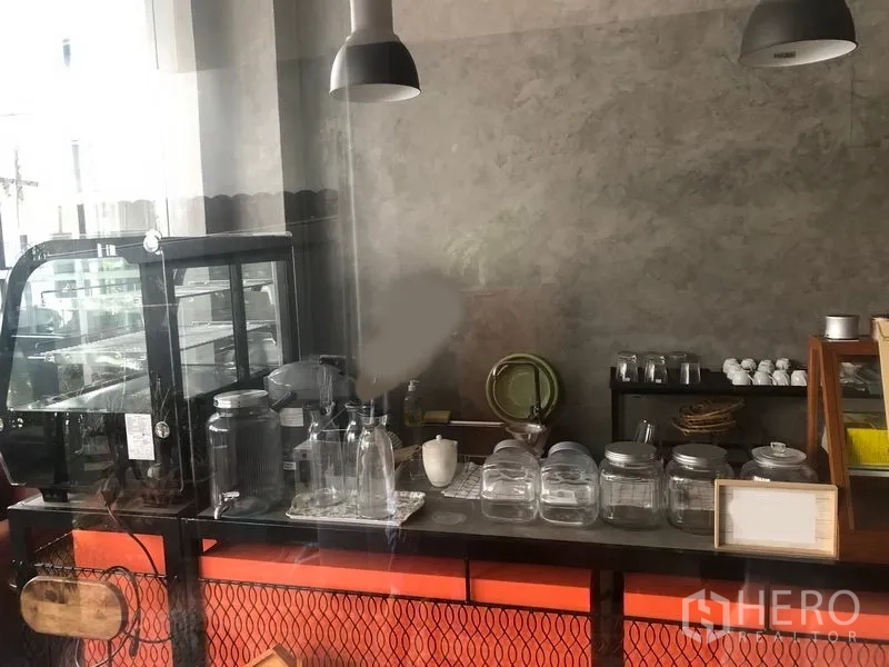 พื้นที่ขายปลีก ให้เช่าในKhlong Toei, Bangkok - ภาพระยะใกล้ของเคาน์เตอร์คาเฟ่ อุปกรณ์ชงกาแฟ และโคมไฟแขวน