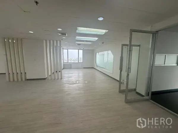 สำนักงาน ให้เช่า - ออฟฟิศเปิดโล่งสว่าง พื้นลามิเนตสีอ่อน ไฟดาวน์ไลท์ พร้อมประตูกระจกเข้าสู่ห้องประชุม วิวเมืองกว้างไกล