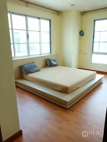 คอนโด ให้เช่าในKhlong Toei, Bangkok - ห้องนอนรับแสงธรรมชาติ เตียงแพลตฟอร์ม หน้าต่างมุมมองเห็นเส้นขอบฟ้าเมือง