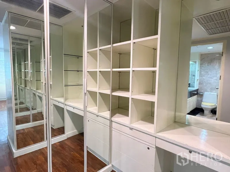 คอนโด ให้เช่าหรือขายในKhlong Toei, Bangkok - วอล์กอินคลอเซตพร้อมบานกระจก ชั้นวาง และโต๊ะเครื่องแป้ง