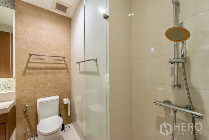 คอนโด ให้เช่าในKhlong Toei, Bangkok - ห้องน้ำสมัยใหม่ พร้อมตู้ชาวเวอร์กระจกและฝักบัวสายอ่อน