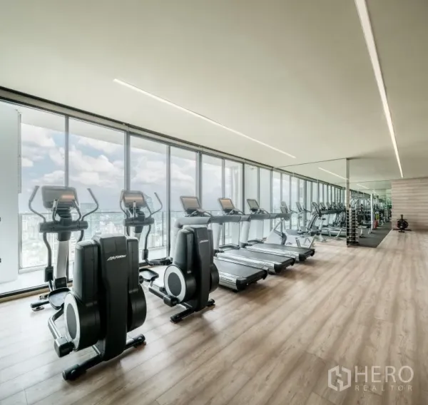 คอนโด ให้เช่าในKhlong Toei, Bangkok - ฟิตเนสทันสมัยพร้อมลู่วิ่งและอุปกรณ์คาร์ดิโอ มองเห็นวิวสกายไลน์