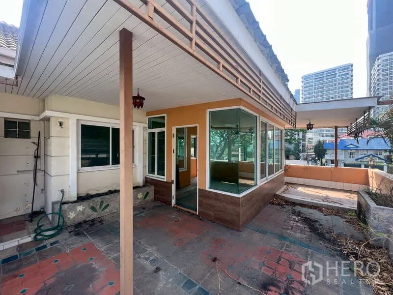 独立式住宅 出租在Watthana, Bangkok - 户外露台，有顶走道与多边形日光房。