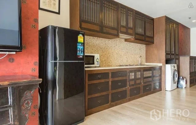 คอนโด ให้เช่าในKhlong Toei, Bangkok - ครัวบิลท์อินตู้ไม้สีน้ำตาล ผนังกระเบื้องโมเสก ตู้เย็นและเครื่องซักผ้า