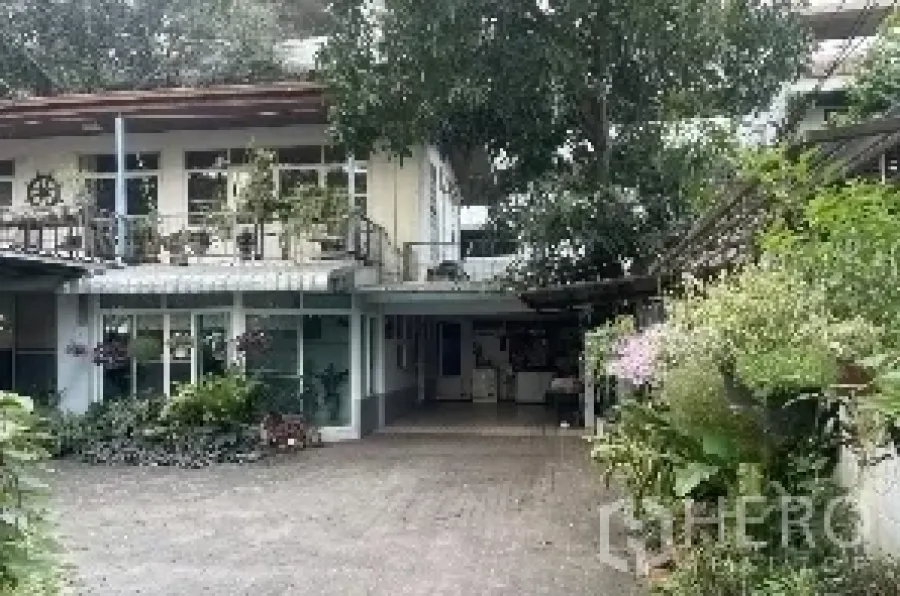 บ้าน ให้เช่าในWatthana, Bangkok - ลานหน้าบ้านแสดงระเบียง หน้าต่างบานใหญ่ และที่จอดรถในร่มท่ามกลางต้นไม้