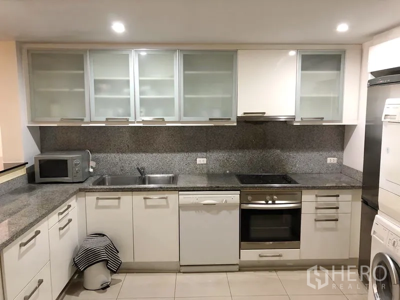 คอนโด ให้เช่าในWatthana, Bangkok - ครัวรูปตัว U เคาน์เตอร์หินแกรนิต เตาอบ เตาไฟฟ้า และเครื่องล้างจาน