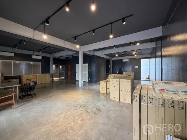 Office Space for rent in Wang Thonglang, Bangkok - Large flexible workspace with pillars, spotlights and stacked boxes.