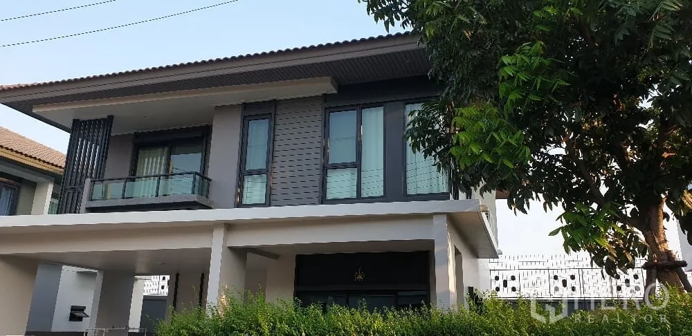 บ้าน ให้เช่าหรือขายในLam Luk Ka, Pathum Thani - มุมมองด้านนอกของบ้านสองชั้น หน้าต่างกระจกและต้นไม้ใหญ่