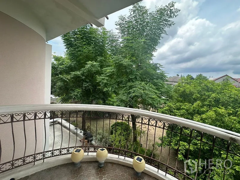 บ้าน ขายในPhra Khanong, Bangkok - ระเบียงโค้ง ราวเหล็กดัด มองเห็นสวนและต้นไม้ใหญ่