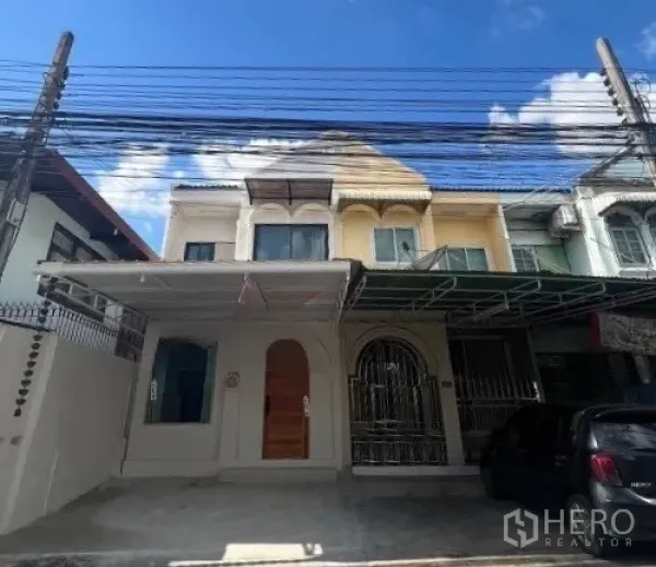 ทาวน์เฮาส์ ให้เช่าหรือขายในPhra Khanong, Bangkok - ด้านหน้าทาวน์เฮ้าส์ 2 ชั้น พร้อมที่จอดรถมีหลังคา ในบางจาก พระโขนง กรุงเทพฯ