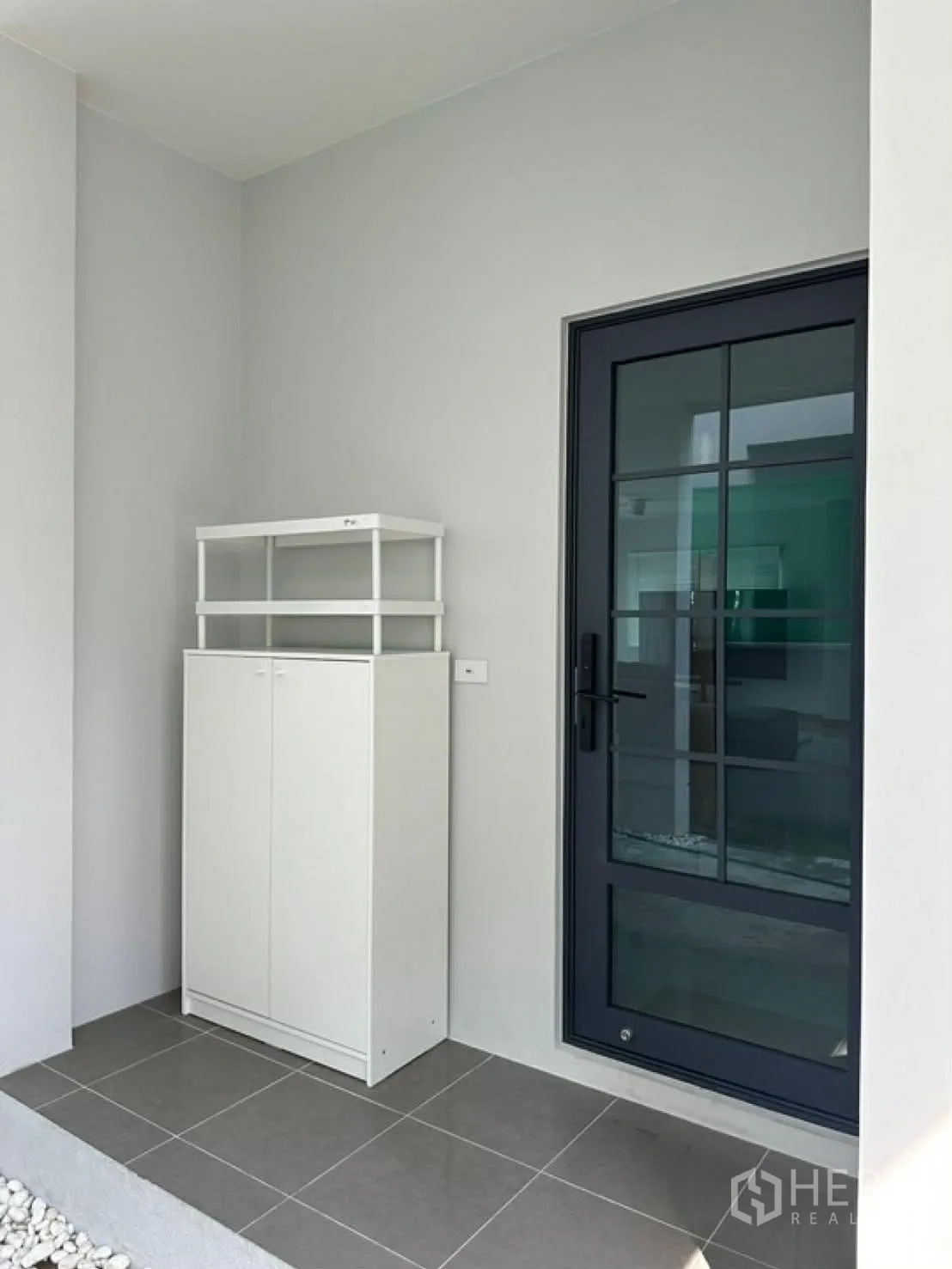 บ้านเดี่ยว for rent in Bang Phli, Samut Prakan - เฉลียงด้านข้างมีประตูกระจกกรอบสีเข้มและตู้รองเท้า