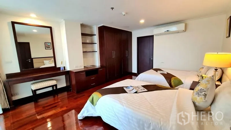 อพาร์ทเมนท์ ให้เช่าในWatthana, Bangkok - ห้องนอนเตียงคู่ มีตู้เสื้อผ้าบิลท์อิน โต๊ะเครื่องแป้ง และชั้นวางของ