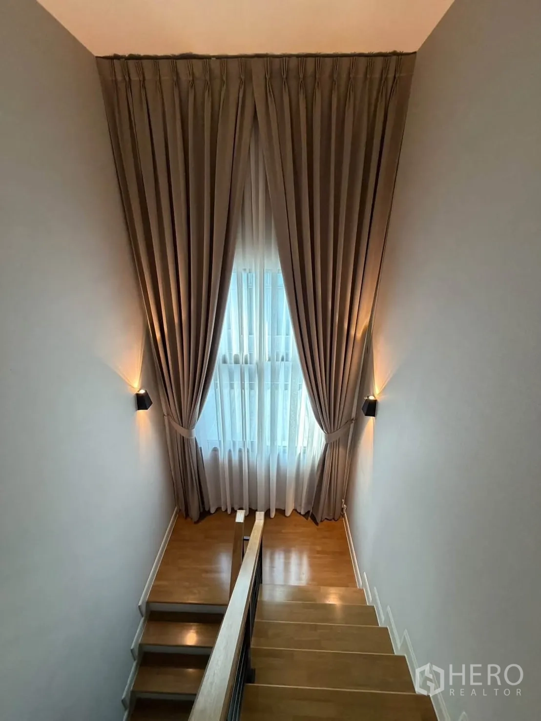 บ้านเดี่ยว for rent in Bang Phli, Samut Prakan - บันไดไม้พร้อมผ้าม่านสูงรับแสงธรรมชาติ.