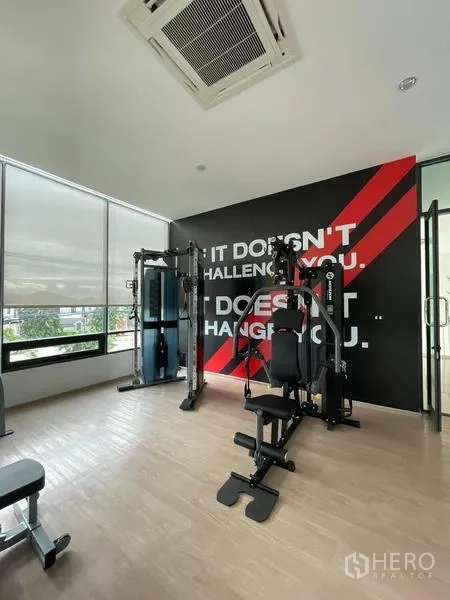 ทาวน์เฮาส์ ให้เช่าในPrawet, Bangkok - ห้องยิมพร้อมเครื่องเล่นเวทและผนังกระตุ้นแรงบันดาลใจ