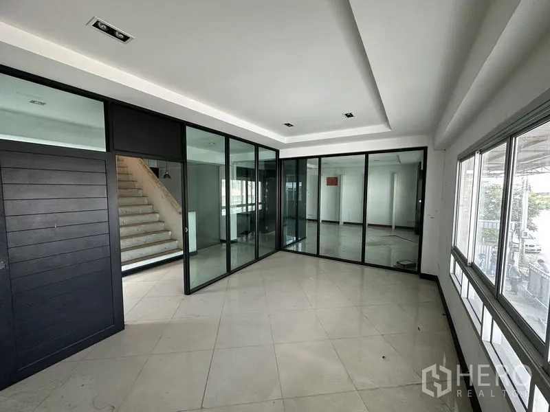 工厂 出租或出售在Bang Bua Thong, Nonthaburi - 玻璃隔间办公室套间，连接楼梯与环窗采光。