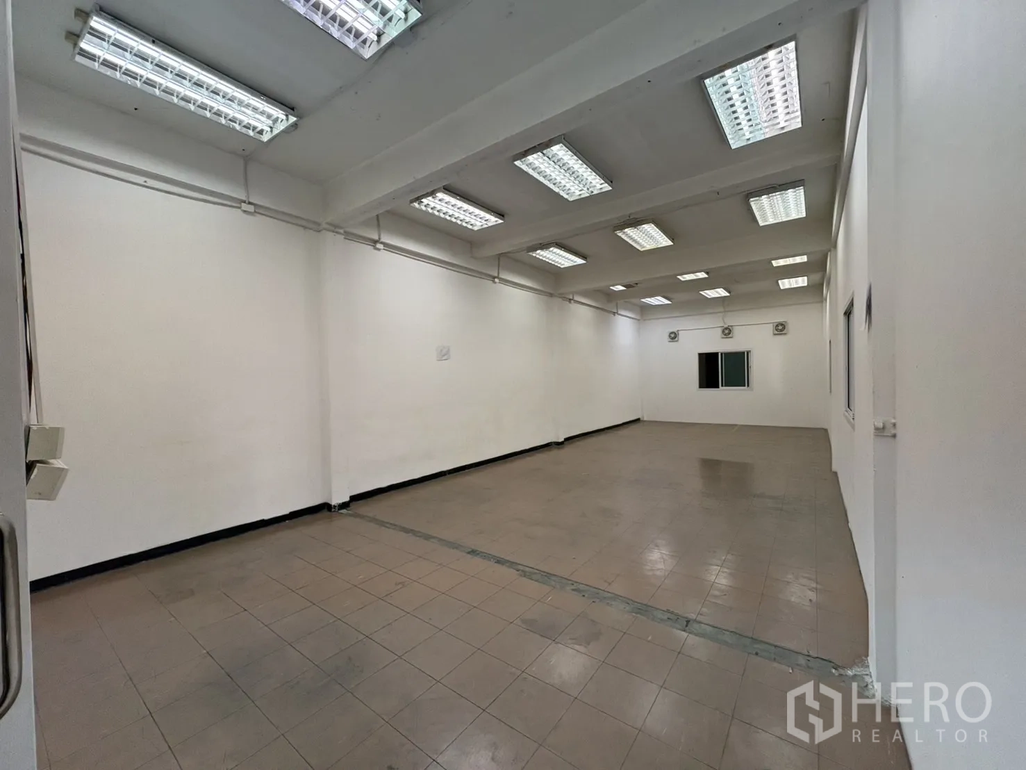 คลังสินค้า ให้เช่าในBang Phli, Samut Prakan - ห้องสำนักงานปูกระเบื้องสว่างพร้อมไฟฟลูออเรสเซนต์
