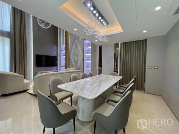 บ้าน ให้เช่าหรือขายในYan Nawa, Bangkok - พื้นที่ทานอาหารแบบเปิดเชื่อมมุมนั่งเล่นและผนังทีวี พร้อมม่านสูง