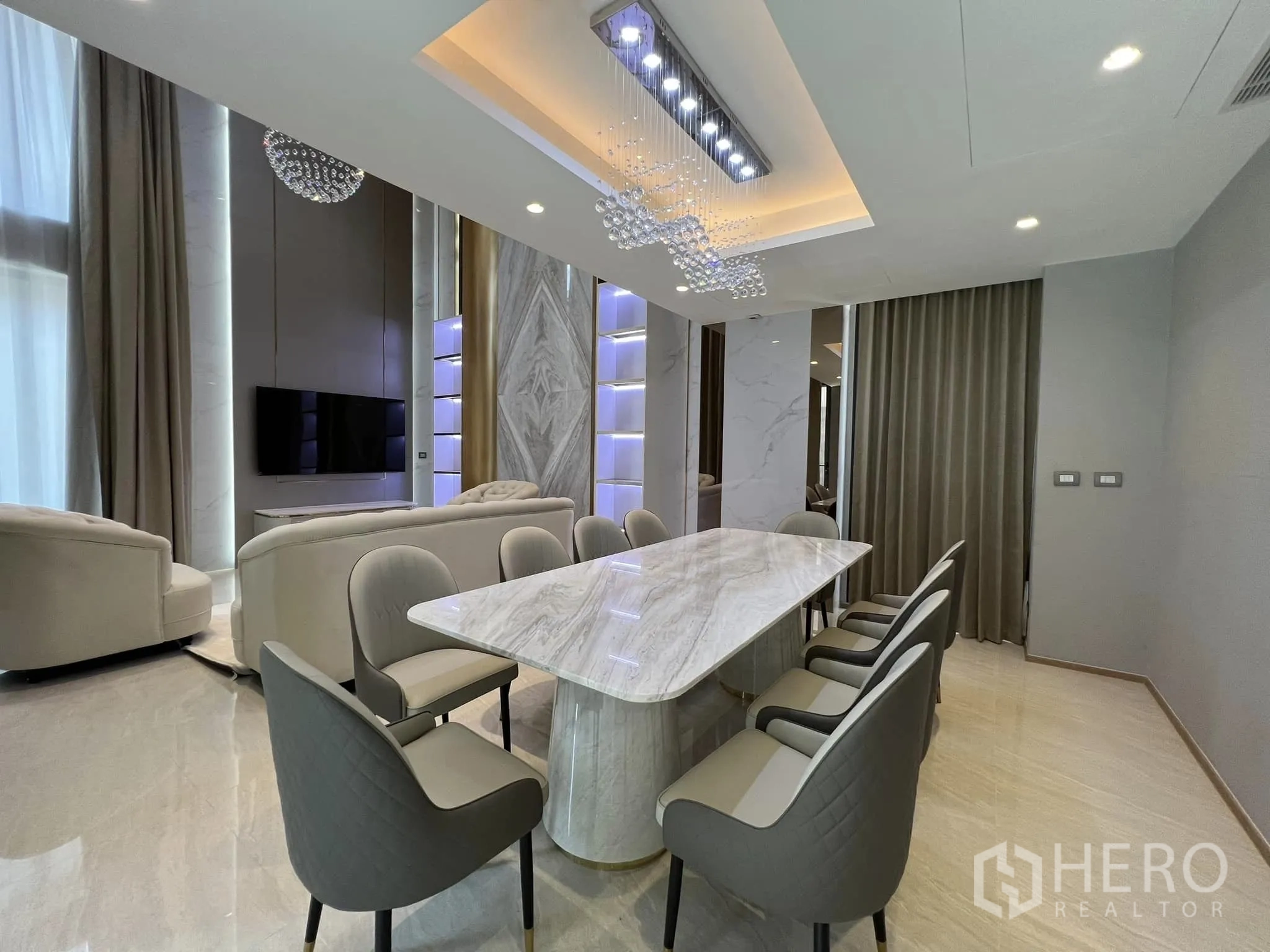 บ้าน ให้เช่าหรือขายในYan Nawa, Bangkok - พื้นที่ทานอาหารแบบเปิดเชื่อมมุมนั่งเล่นและผนังทีวี พร้อมม่านสูง