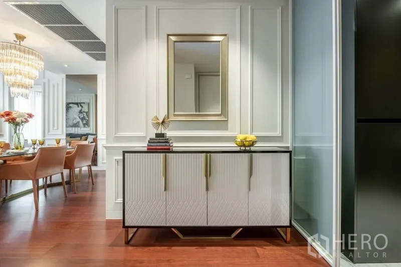 คอนโด ให้เช่าหรือขายในWatthana, Bangkok - โถงทางเข้าพร้อมตู้คอนโซล กระจกกรอบทอง ข้างพื้นที่รับประทานอาหาร พื้นไม้และผนังบัว