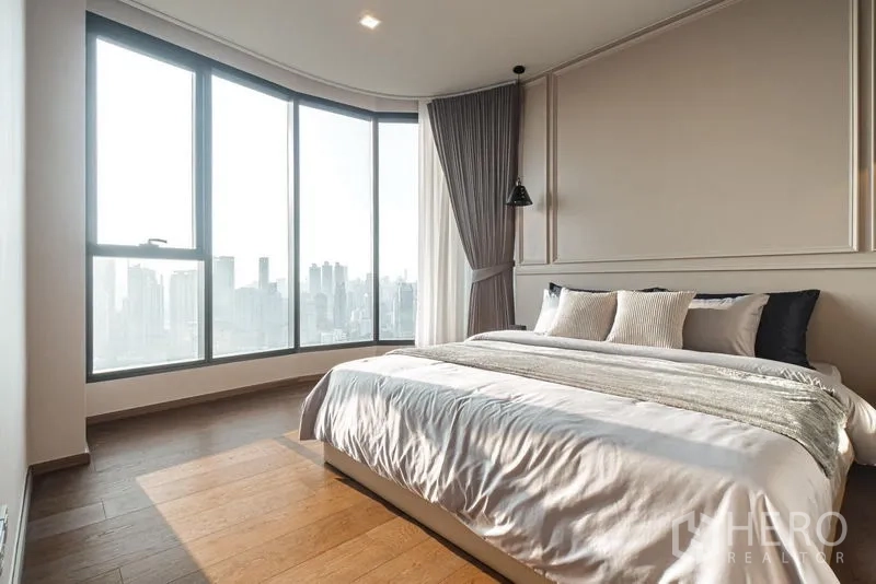 คอนโด ให้เช่าในKhlong Toei, Bangkok - ห้องนอนชมวิวสกายไลน์กรุงเทพฯ ผ่านหน้าต่างกระจกเต็มบาน