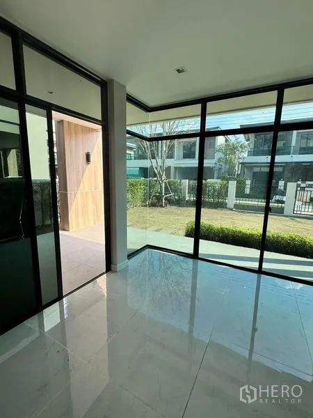 Detached House for rent or sale - Glass-wrapped corner room with garden view and sliding doors.