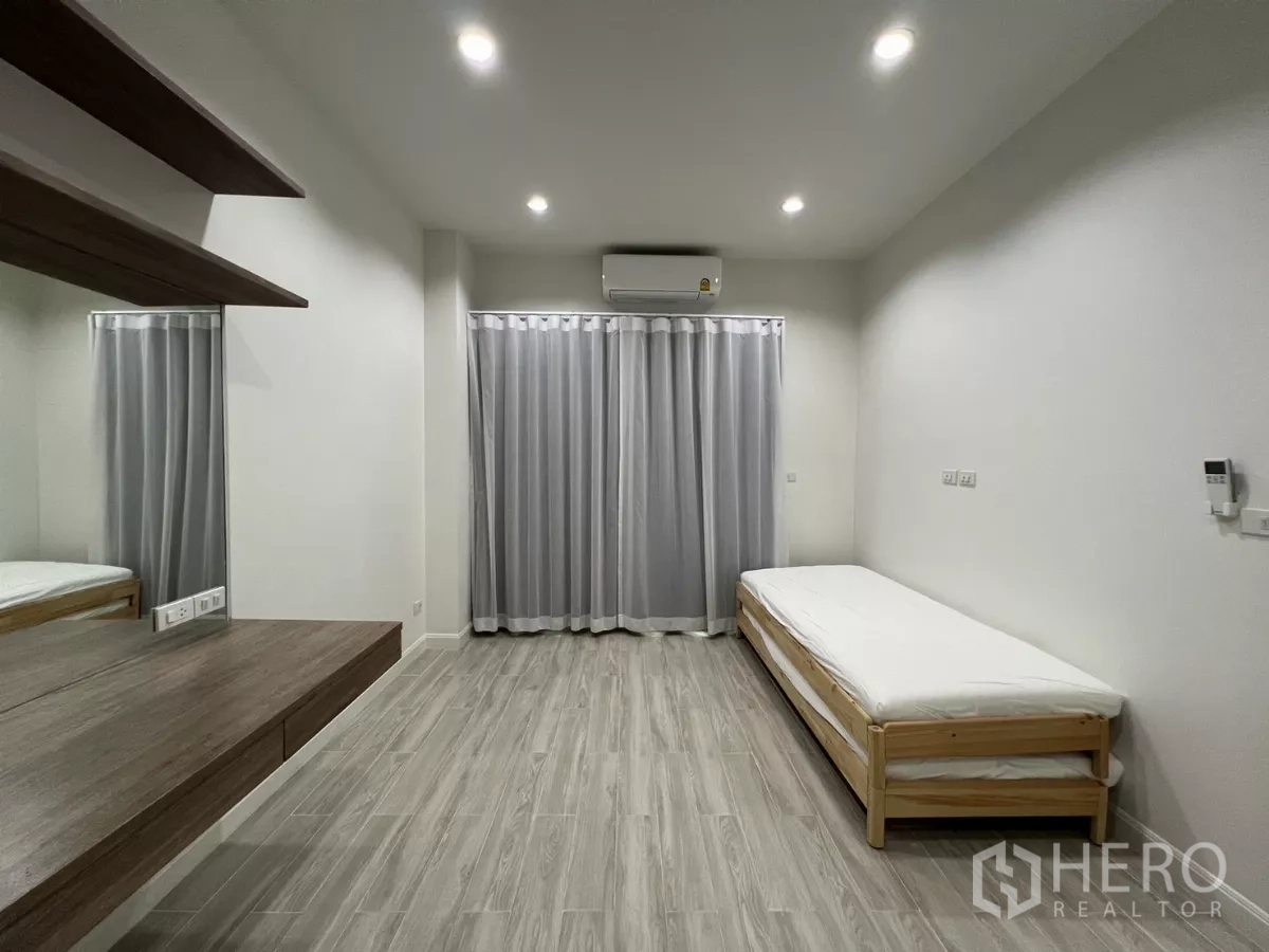 คอนโด ให้เช่าในBang Kapi, Bangkok - ห้องนอนที่สอง เตียงเดี่ยว แอร์ และม่านสูง