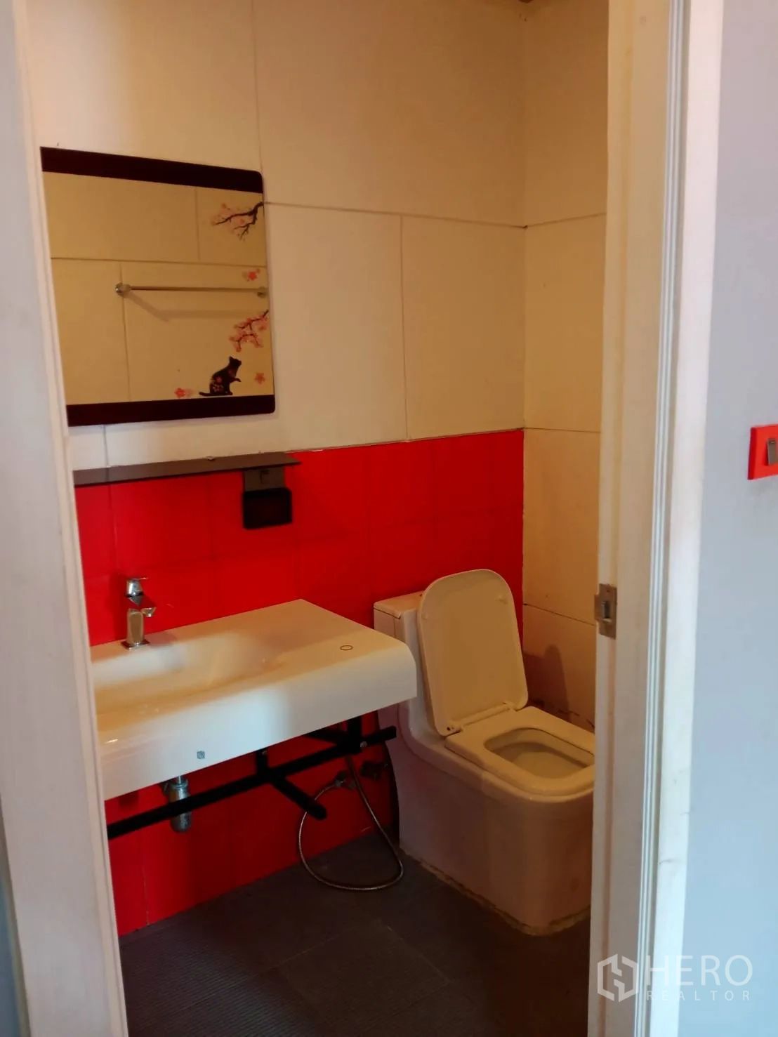 办公空间 出租在Khlong Toei, Bangkok - 独立浴厕，配坐便器与宽台盆，红色墙砖醒目。
