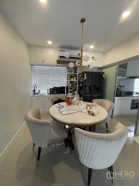 บ้าน ขายในLat Krabang, Bangkok - มุมรับประทานอาหารโต๊ะกลม เก้าอี้บุนุ่ม และโคมไฟสไตล์โมเดิร์น
