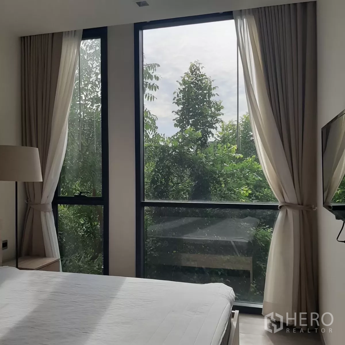 คอนโด ให้เช่าในWatthana, Bangkok - หน้าต่างห้องนอนพร้อมผ้าโปร่ง รับแสงธรรมชาติและวิวต้นไม้