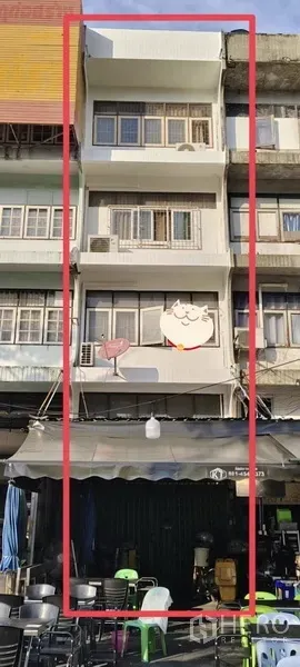 店屋 出售在Watthana, Bangkok - Ekkamai 区4.5层店屋外立面，带阳台与门前雨棚。