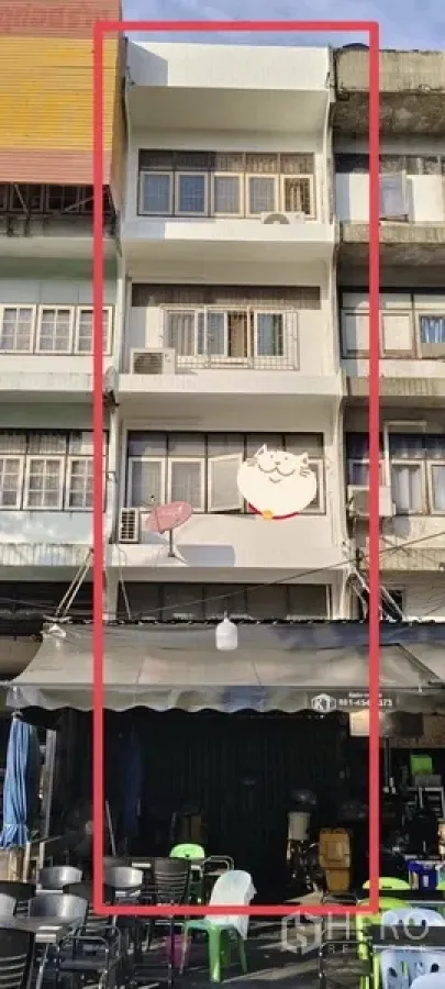 店屋 出售在Watthana, Bangkok - Ekkamai 区4.5层店屋外立面，带阳台与门前雨棚。