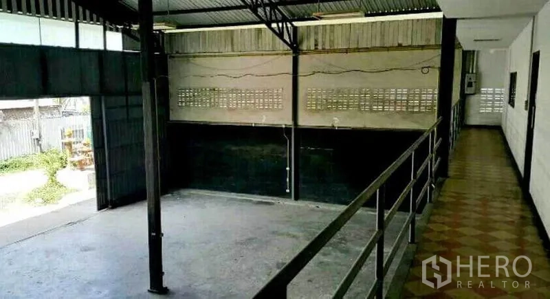 คลังสินค้า ให้เช่าในSai Mai, Bangkok - โถงทางเดินชั้นลอยมองเห็นลานขนถ่ายและประตูทางเข้าขนาดใหญ่
