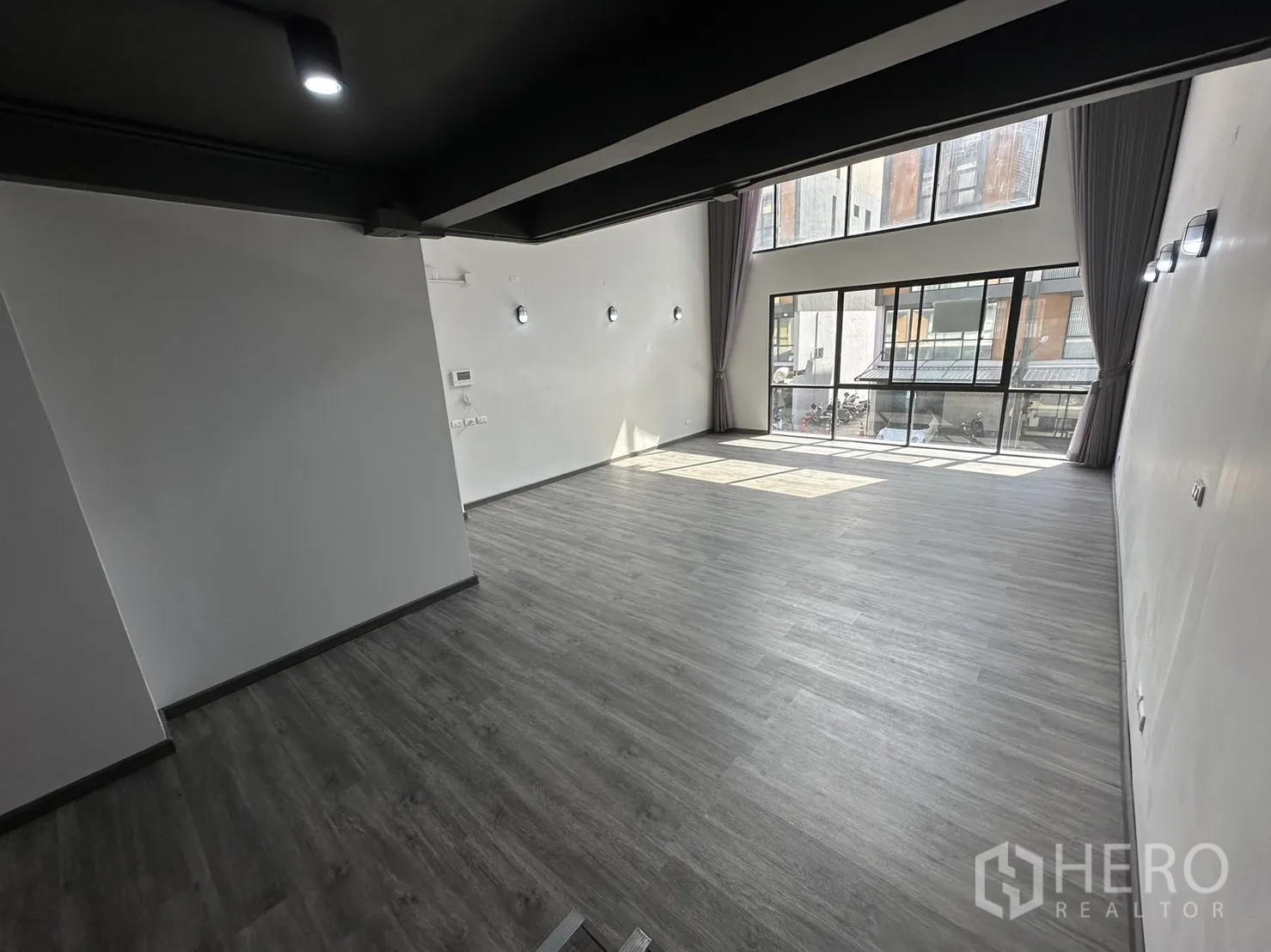 带办公室的家 出租或出售在Suan Luang, Bangkok - 挑高双层的办公/起居空间，整面落地窗采光充足。