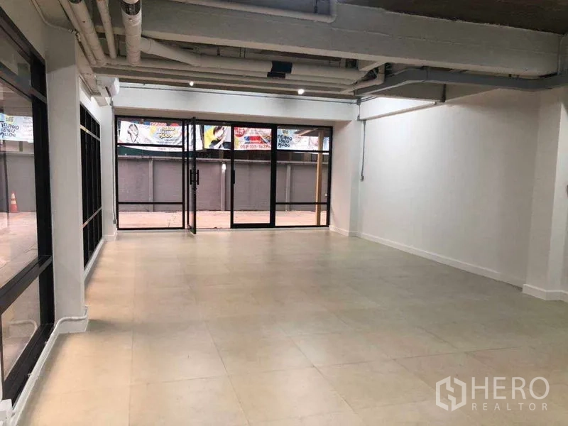 办公空间 出租在Phaya Thai, Bangkok - 采光明亮的工作区，整面落地窗与大型玻璃推拉门。