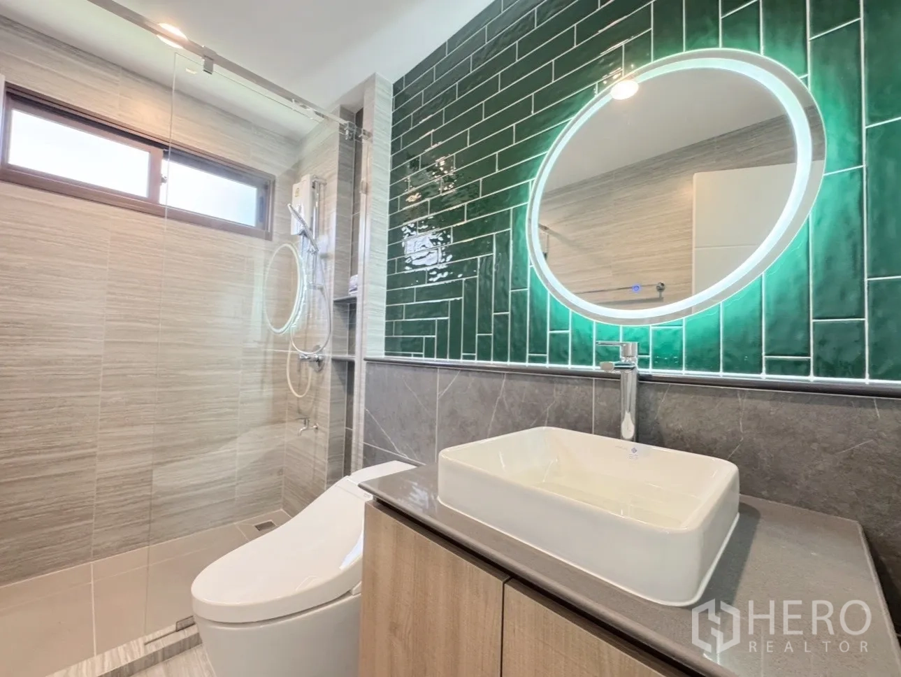 บ้าน ให้เช่าหรือขายในBang Kapi, Bangkok - ห้องน้ำสไตล์โมเดิร์น ฝักบัวกระจก ผนังกระเบื้องสีเขียว และกระจกไฟ LED