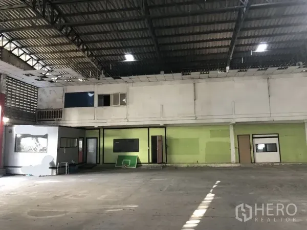 คลังสินค้า ให้เช่าในKhlong Sam Wa, Bangkok - ภายในโกดังมีชั้นลอยออฟฟิศ พื้นคอนกรีต และเพดานสูง
