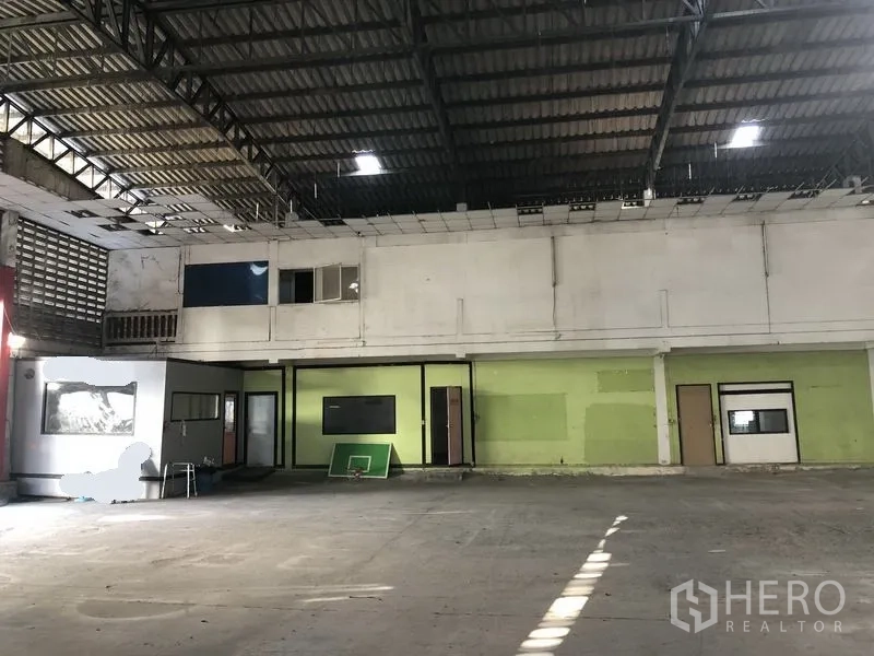 คลังสินค้า ให้เช่าในKhlong Sam Wa, Bangkok - ภายในโกดังมีชั้นลอยออฟฟิศ พื้นคอนกรีต และเพดานสูง