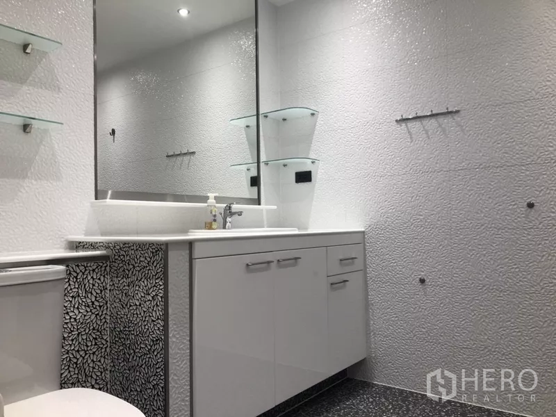 公寓 出租在Sathon, Bangkok - 白色卫浴台，超大镜面，纹理墙面与玻璃角架。