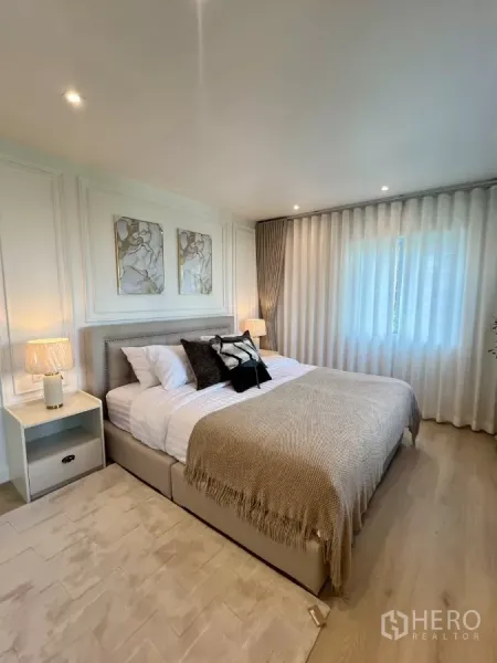 公寓 出售在Yan Nawa, Bangkok - 主卧配特大床、床头灯与轻薄窗帘。