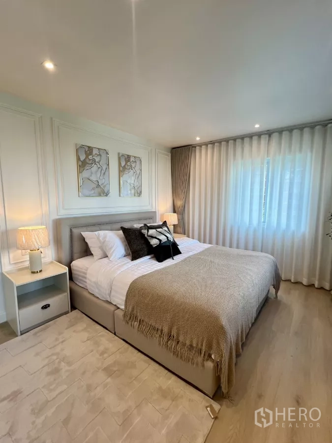 公寓 出售在Yan Nawa, Bangkok - 主卧配特大床、床头灯与轻薄窗帘。