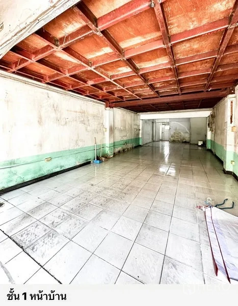 อาคารพาณิชย์ ให้เช่าในWatthana, Bangkok - โถงร้านค้าชั้นล่างลึก เพดานไม้เปลือย พื้นกระเบื้องเงา.
