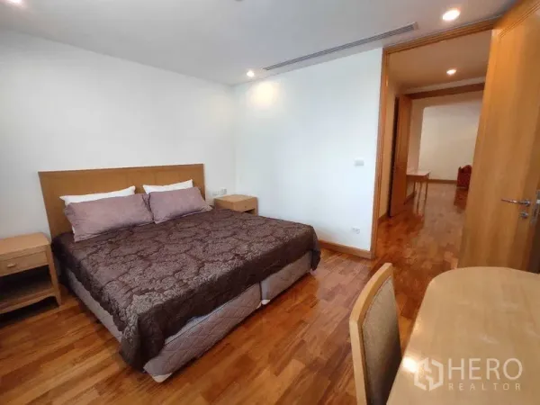 คอนโด ให้เช่าในKhlong Toei, Bangkok - ห้องนอนมาสเตอร์เตียงคิง เฟอร์นิเจอร์ไม้ และพื้นไม้ขัดเงา