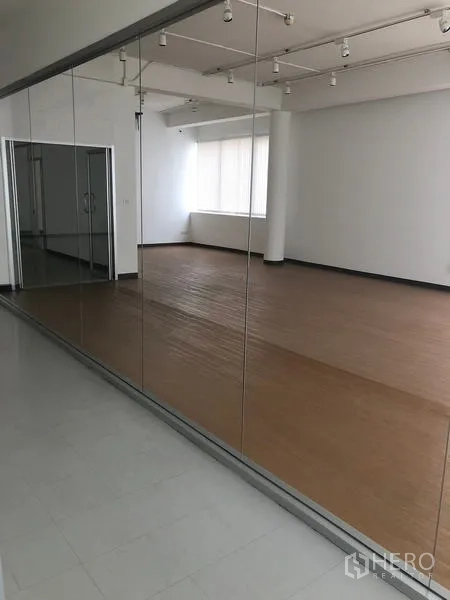 สำนักงาน ให้เช่าในBang Rak, Bangkok - ผนังกระจกเต็มบานแบบกระจกเงา สะท้อนพื้นที่สำนักงานกว้างพร้อมม่านบังแสง