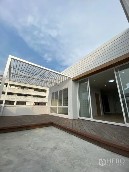 สำนักงานที่บ้าน ให้เช่าหรือขายในSuan Luang, Bangkok - ดาดฟ้าพักผ่อนพร้อมระแนงบังแดด พื้นไม้ และประตูกระจกบานเลื่อน